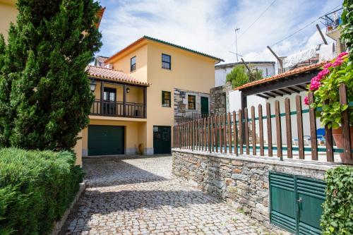 ein Haus mit einem Tor und einem Steingang in der Unterkunft Casa de São Bernardo by LovelyStay in Lamego