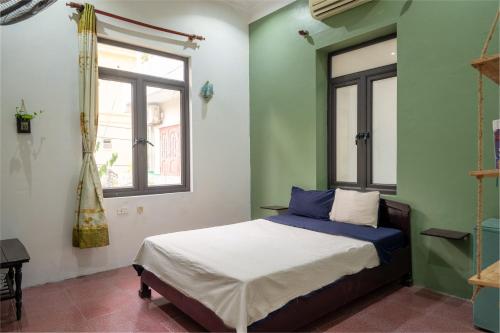 - une chambre avec un lit et une fenêtre dans l'établissement Loop Homestay, à Thương Xà (2)