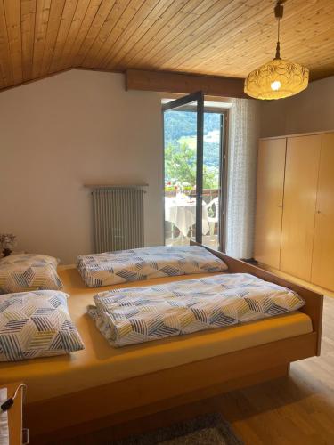 納圖爾諾的住宿－Haus Käfersberg，一间卧室设有两张床和窗户。