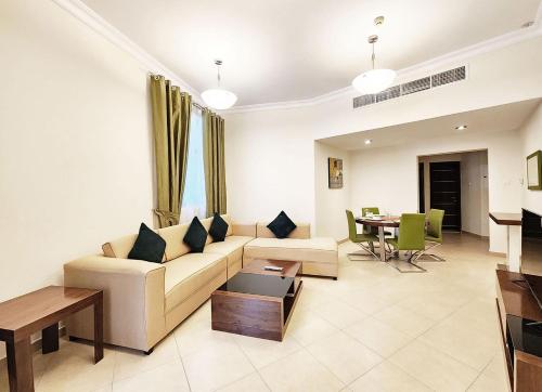 Posezení v ubytování RH- Spacious, Stylish, 01BR near Mall of Emirates
