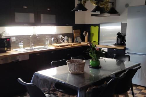 Η κουζίνα ή μικρή κουζίνα στο La Maison Des Sources ( wifi )