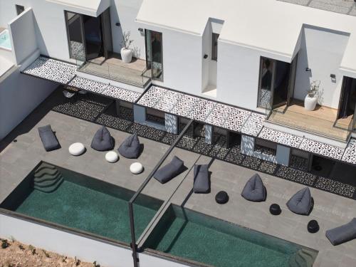 ポルト・ヘリにあるOlvos Luxury Villas Porto Heliのスイミングプール付きの家屋の空中ビュー