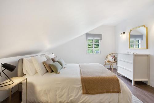 1 dormitorio con cama, escritorio y espejo en Casa da Olides - Studio, en Santana