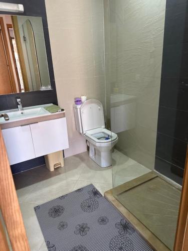 Un baño con inodoro, lavabo y ducha. en Les perles de mimosa Mohammédia, en Mohammedia