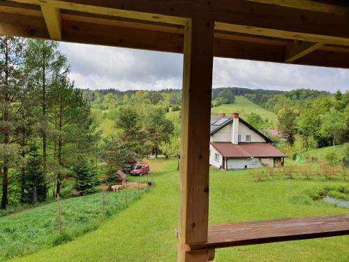 Blick auf einen Bauernhof aus dem Fenster einer Hütte in der Unterkunft Pod Mareszką in Krempna