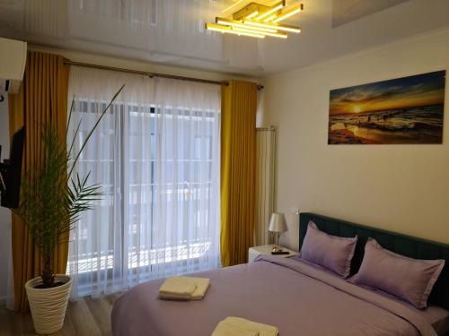 una camera con un letto e una grande finestra di Sea view Apartment a Mamaia