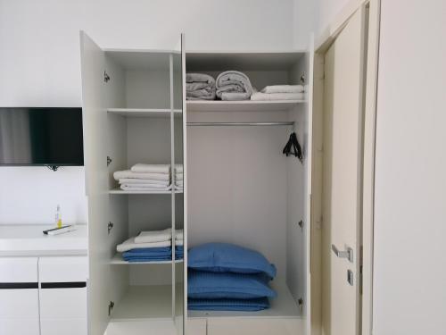 uno specchio in un armadio bianco con asciugamani di Sea view Apartment a Mamaia