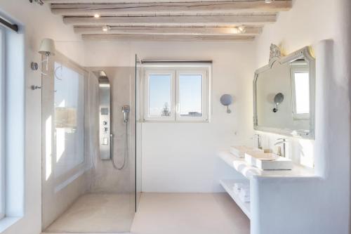 Ванная комната в Spectacular Kalafatis Villa 5 Bedrooms Villa Vibhu Private Jacuzzis and Infinity Pool