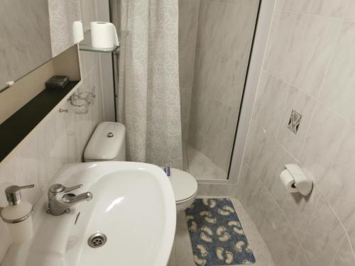 een witte badkamer met een toilet en een wastafel bij Estudios privados en Villa con piscina privada in Els Poblets