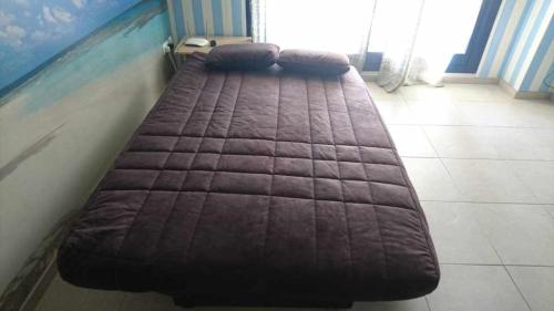 Una gran cama marrón en una habitación con en Sueños del Mar, en Denia