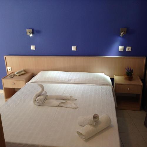 - une chambre avec 2 serviettes sur un lit dans l'établissement Zefyros Hotel, à Rhodes