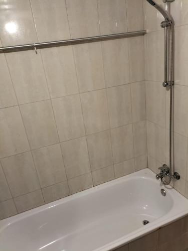 eine weiße Badewanne im Bad mit Dusche in der Unterkunft Рядом с пляжем, тихое место in Alicante