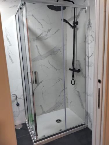 a shower with a glass door in a bathroom at Piso exclusivo en Getafe centro in Getafe