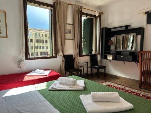 Postel nebo postele na pokoji v ubytování Venice Guest House
