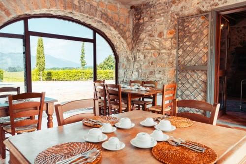 comedor con mesa, sillas y ventana en COUNTRY HOUSE LE VIGNE b&b, en Galluccio