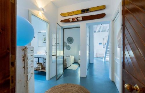Zimmer mit einem Flur mit blauen Böden und einem Spiegel in der Unterkunft Dimora del Sole Luxury and charm apartment in Otranto