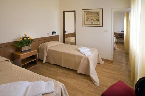 Postel nebo postele na pokoji v ubytování Hotel Roma