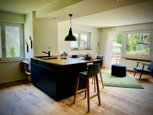 uma cozinha com uma ilha no meio de uma sala em Appartment Alpenrose em Saas-Fee