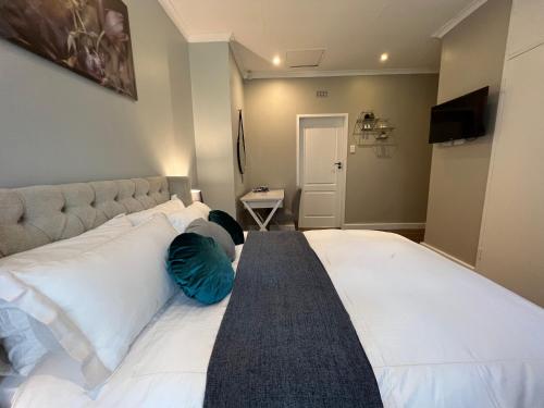 Una cama o camas en una habitación de Le'Ciara Luxury Guest House