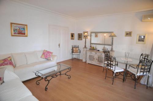 un soggiorno con divano e tavolo di Lavande de Croisette a Cannes