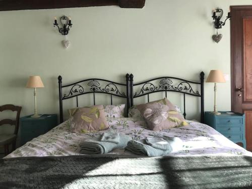 ein Schlafzimmer mit einem großen Bett mit rosa Kissen in der Unterkunft La Maison De La Tour Annex in La Sauvetat-du-Dropt