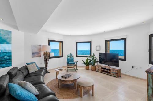 ein Wohnzimmer mit einem Sofa und einem TV in der Unterkunft Villa Mar Felostal in Palma de Mallorca