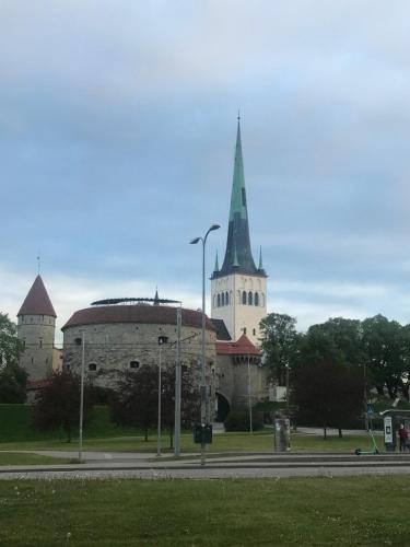 duży budynek z wieżą i kościołem w obiekcie Studio in Noblessner w Tallinnie