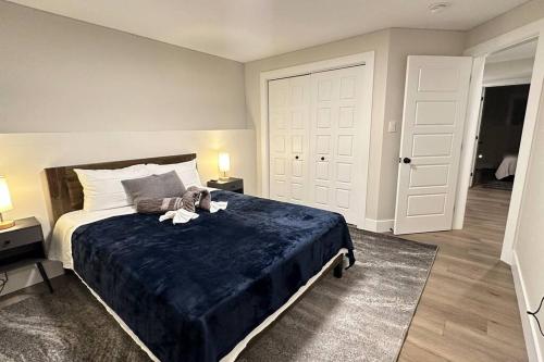 una camera da letto con un grande letto con una coperta blu di Luxurious Townhouse in Dieppe a Dieppe