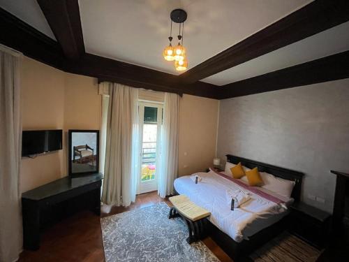 ein Schlafzimmer mit einem großen Bett und einem Fenster in der Unterkunft Cairo Dream Boutique Hotel in Kairo