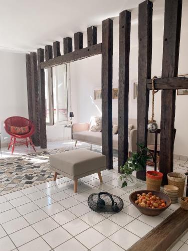 un salon avec un canapé et une table dans l'établissement Au nom de la rose, beau 3 pièces en centre-ville, à Provins