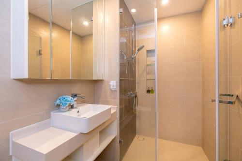 a bathroom with a sink and a shower at Phúc Khang Luxury Apartment - The Sóng Vũng Tàu in Vung Tau