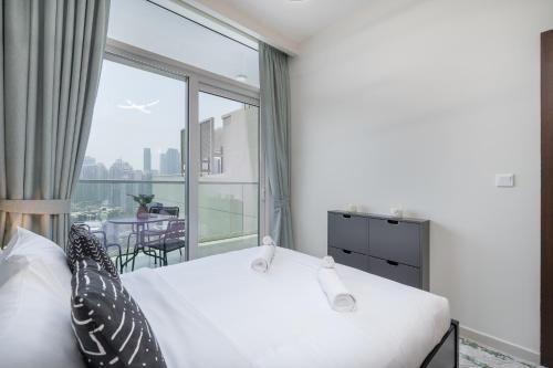 Postel nebo postele na pokoji v ubytování Cozy 1-Bed Apartment 15 mins walking to Dubai Mall