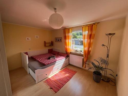een kleine slaapkamer met een bed en een raam bij Ferienwohnung Bille in Pirna