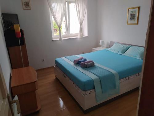 1 dormitorio con 1 cama con 2 toallas en Liburana Apartment, en Rijeka