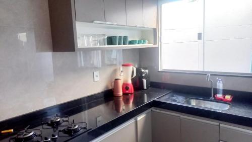 una cocina con fregadero y encimera en Casa confortável 3 quartos, en Carolina