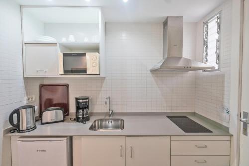 A kitchen or kitchenette at Coral California - Adults Only