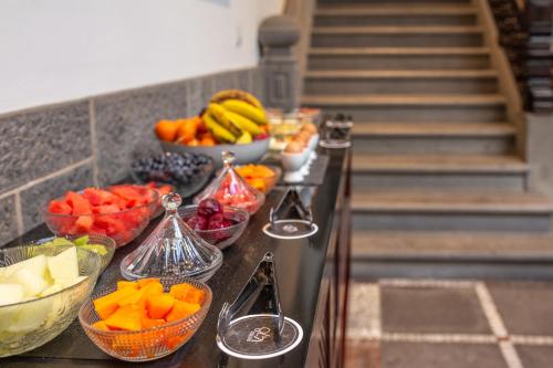 un buffet con tazones de frutas y hortalizas en un mostrador en Suites 1478, en Las Palmas de Gran Canaria