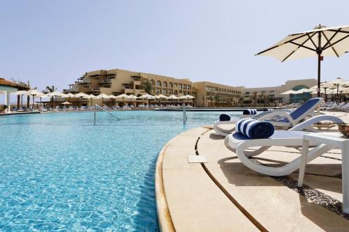 Bazén v ubytování Movenpick Waterpark Resort & Spa Soma Bay nebo v jeho okolí