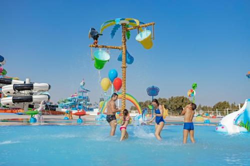 Bazén v ubytování Movenpick Waterpark Resort & Spa Soma Bay nebo v jeho okolí