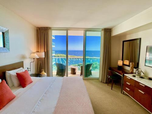een hotelkamer met een bed en een groot raam bij Spectacular Views in Bayfront Coconut Grove in Miami
