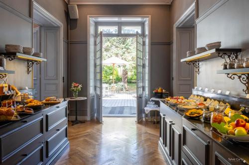 une cuisine avec beaucoup de nourriture sur les comptoirs dans l'établissement Le Champlain, à La Rochelle