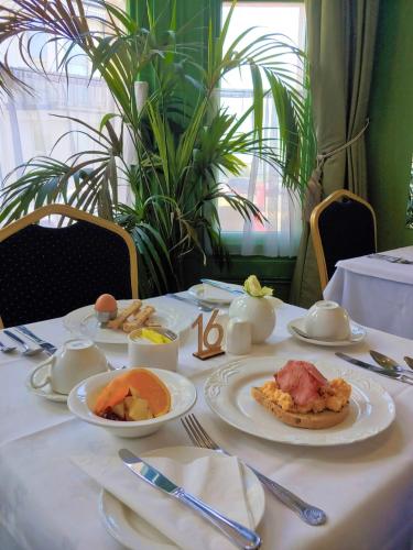 Makanan di atau berdekatan hotel