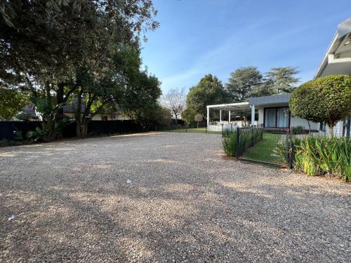 Un jardín fuera de Le'Ciara Luxury Guest House