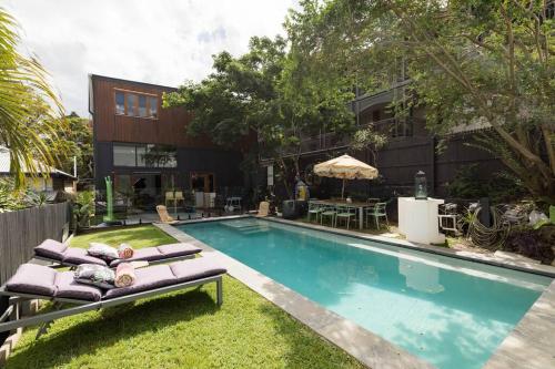 a backyard with a swimming pool and a house at City View Arthouse in Brisbane