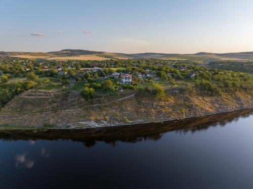 wyspa pośrodku wody w obiekcie Laguna Nuferilor Habitat w mieście Somova