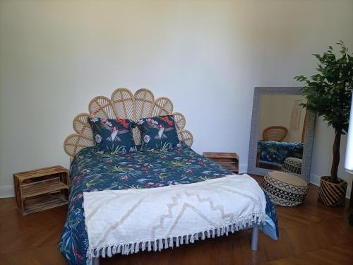 um quarto com uma cama com um edredão azul em Bellevue em Lamagistère