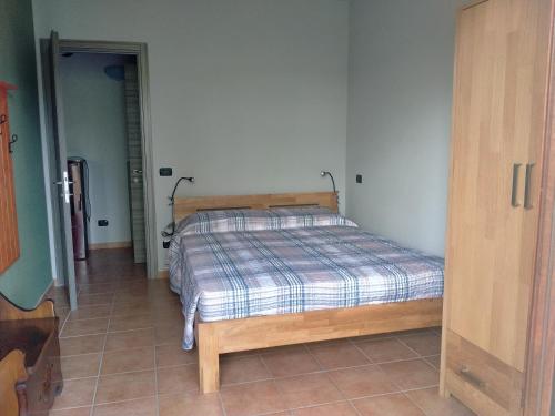 ein Schlafzimmer mit einem Bett in einem Zimmer in der Unterkunft Da antonella in Cerretto Langhe