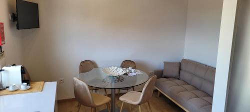 salon ze stołem i kanapą w obiekcie Guest House MJ w mieście Póvoa de Varzim