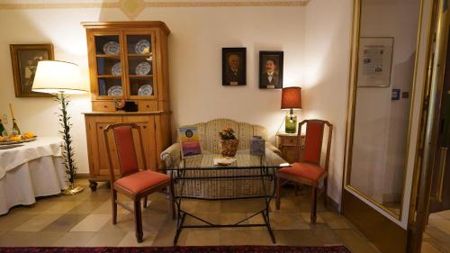 a dining room with a glass table and chairs at Vegan Hotel und Restaurants Nicolay 1881 in Zeltingen-Rachtig