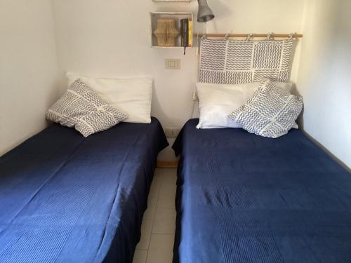 2 Betten nebeneinander in einem Zimmer in der Unterkunft Ortensia al Cotone in Marciana Marina